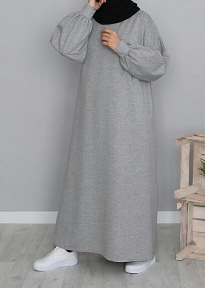 أسرار تنسيق أحذية الرياضة مع فساتينك بشكل مذهل